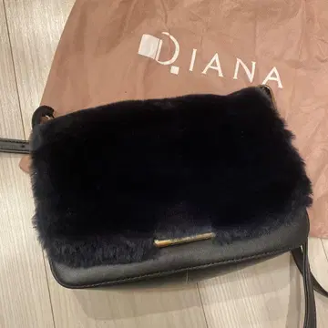 DIANA 네이비 퍼 숄더백