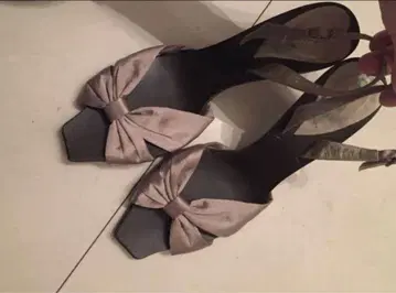 리본 포함 베이지 샌들