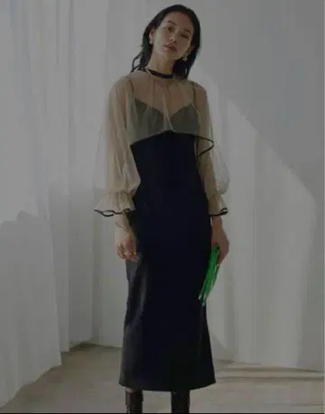 아메리 매니 웨이 에어리 베일 드레스