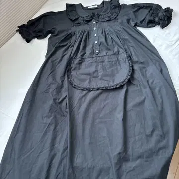 블랙 프릴 옷깃 롱 원피스