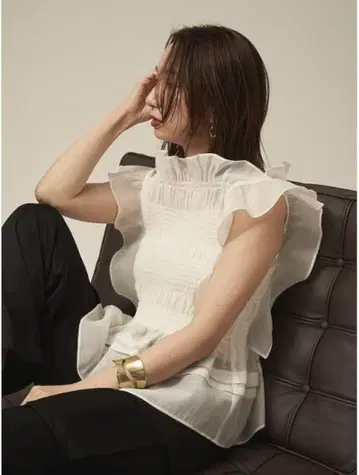 프레이 아이디 오간자 프릴 셔링 블라우스 아이보리