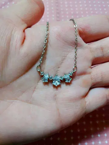 다이아몬드 장식 목걸이