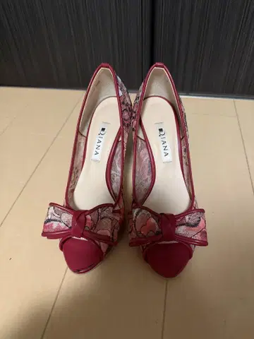 DIANA 꽃무늬 레이스 하이힐 빨간색