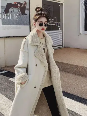 화이트 무스탕 스타일의 롱 코트