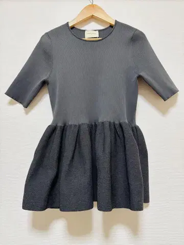 유나이티드 애로우즈 페플럼 컷 티셔츠 그레이