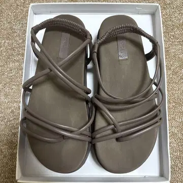 SINDEN 브라운 스트랩 샌들