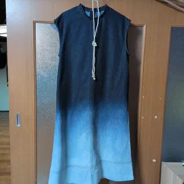 HushPuppies 데님 그라데이션 슬리브리스 원피스