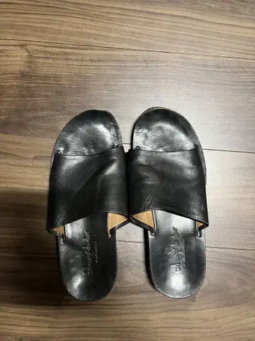 블랙 가죽 샌들
