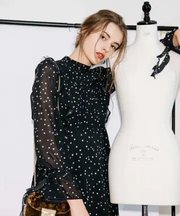 POWER SHOULDER FRILL DRESS 블랙