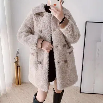 베이지 더블 버튼 무스탕 코트