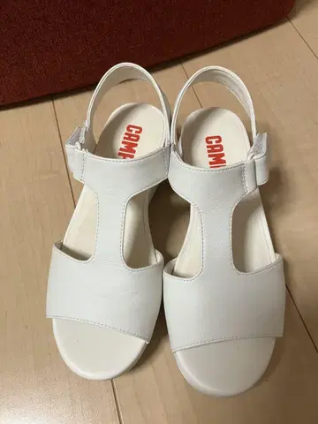 캠퍼 화이트 샌들
