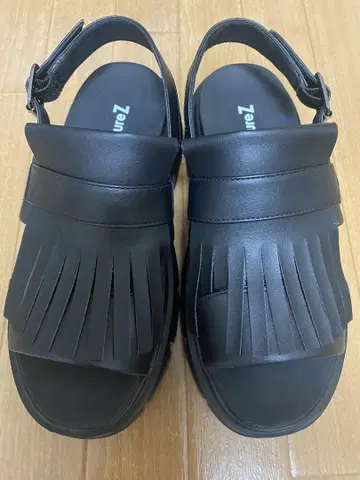 Acure Z 블랙 프린지 샌들, 거의 미사용