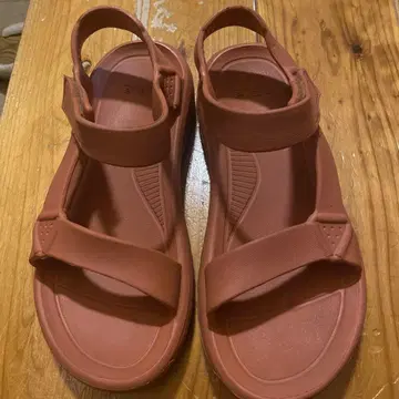 Teva 테라코타 스포츠 샌들