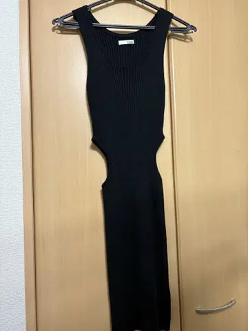 GYDA 블랙 슬리브리스 원피스