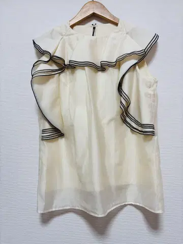 시어 프릴 티셔츠 la veille by SUPERIOR CLOSET