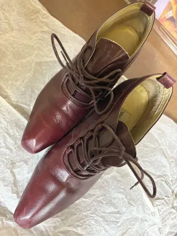 버건디 레이스업 펌프스 미들 힐