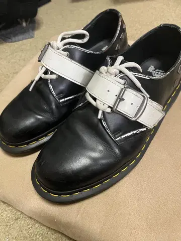 닥터 마틴 ZAMBELLO STUD UK7 3홀 신발