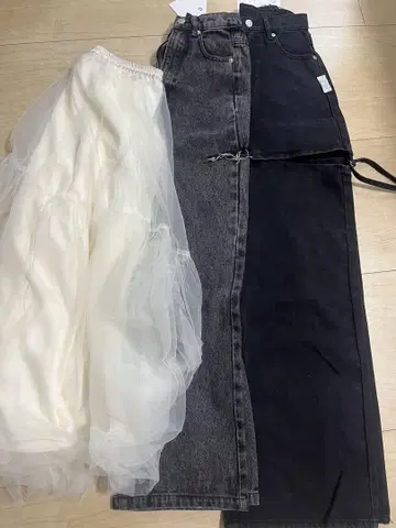 티어드 얇은 명주 그물 스커트 사이드 컷 스트레이트 데님 슬릿 데님 팬츠