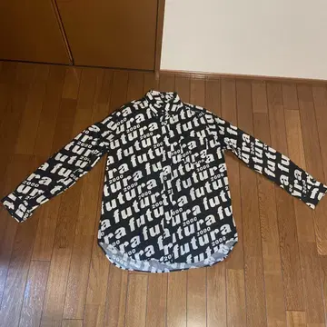 Futura 아트 디렉션 버튼 다운 셔츠