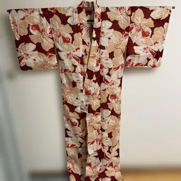 빨간색과 크림색의 꽃무늬 유카타