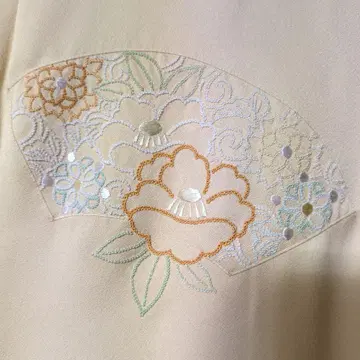 미사용에 가까운 계란색, 사가라 자수가 있습니다. 깨끗한 기모노입니다.