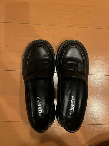 블랙 통굽 로퍼 스트랩 포함