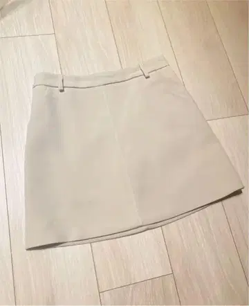 베이지 타이트 스커트 벨트 루프 포함