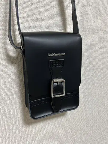 블랙 숄더백 닥터마틴