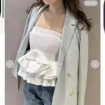 릴리 브라운 프릴이 달린 화이트 니트 뷔스티에