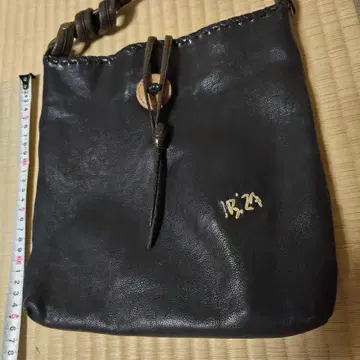 이비자 블랙 가죽 숄더백