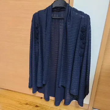 잉게보그 꽃 모티브의 귀여운 가디건