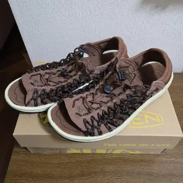 KEEN 브라운 샌들