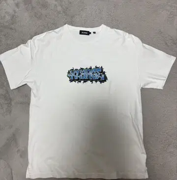 XLARGE 그래피티 로고 티셔츠 화이트
