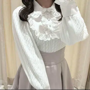 evelyn 옷깃 프릴 케이블 니트 White