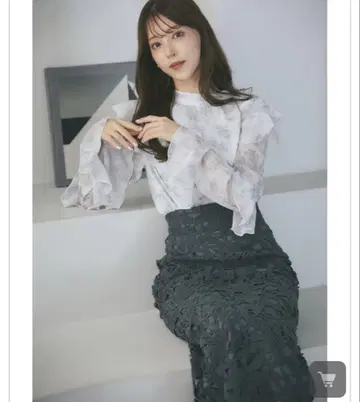 tocco 컷워크 플라워 레이스 자수 타이트 스커트 차콜 그레이