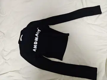 ANDMARY 블랙 크롭 상의
