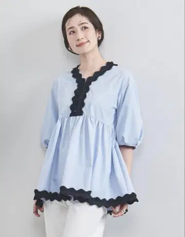스카이블루 프릴이 달린 벌룬 실루엣 셔츠