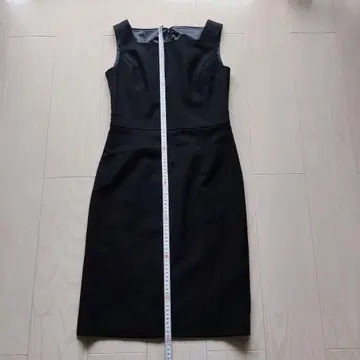 블랙 타이트 드레스 슬리브리스