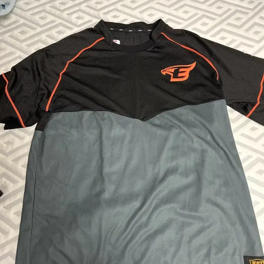 Hanwha Eagles Summer T-shirt on Bunjang Global Site.