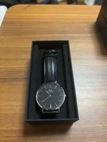 Daniel Wellington 블랙 가죽 손목시계