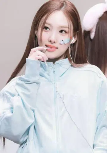 나연 착용 아디다스 오리지널 파이어 버드 트랙 팬츠 스카이블루