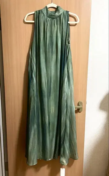 뉘앙스 패턴 홀터넥 시어 롱 원피스 그린 F