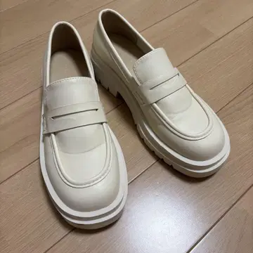 FABBY FABBY. 로퍼 통굽 화이트 아이보리