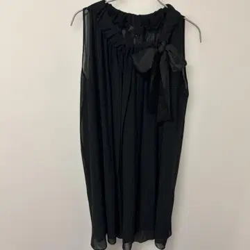새상품급 UNTITLED 블랙 슬리브리스 탑 사이즈 2