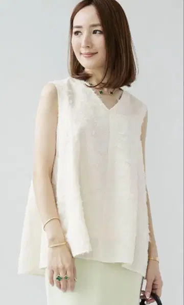 ur's 유어즈 호시 레이나 씨 샤기 자카드 V넥 플레어 탑 화이트