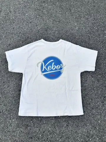 Keboz 화이트 티셔츠 백 프린트