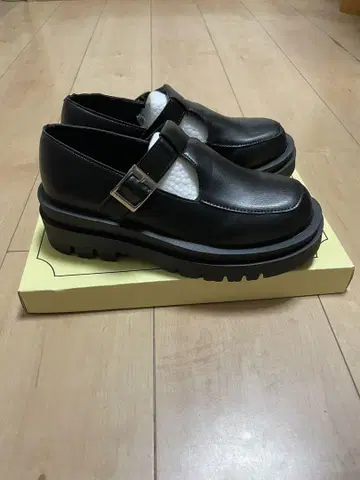 버클이 달린 통굽 로퍼 블랙