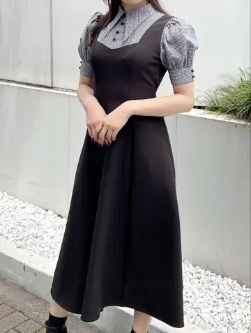 이토미 체크 무늬 카라 부착 블랙 원피스