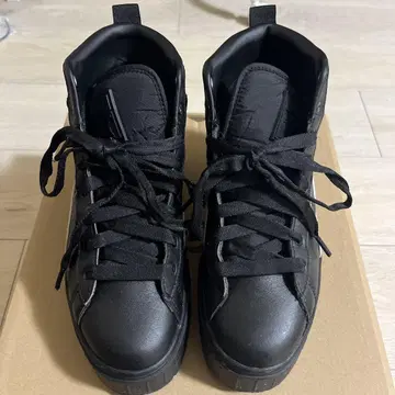 Puma 블랙 하이컷 스니커즈