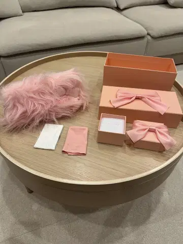 핑크 퍼 파우치와 리본 박스 세트 상자만